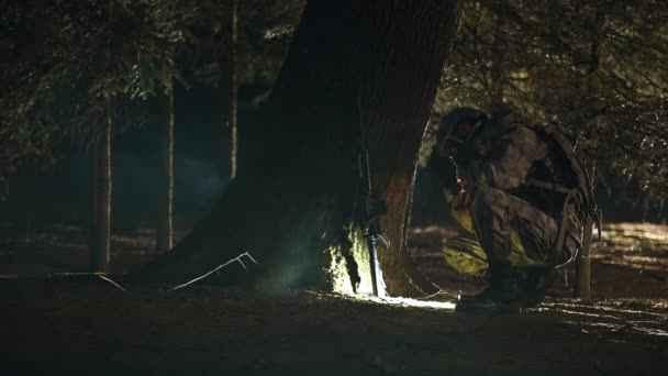 Cena Noturna Soldado Masculino Vestindo Uniforme Completo Engrenagem Agachamento Descanso — Vídeo de Stock