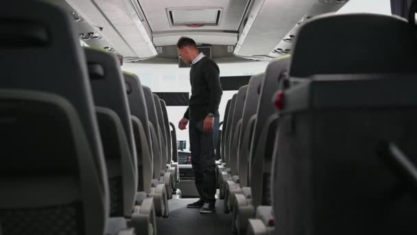 乗客のシートをほこりをチェックし 完成したシフト後に車の内部を検査するバス運転手 — ストック動画
