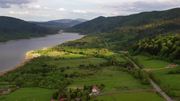 Luftaufnahme Der Malerischen Landschaft Des Hochgebirges Breite Fluss Schmale Landstraße — Stockvideo