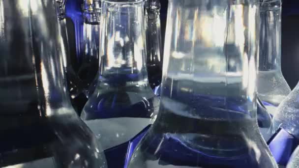 Vista Cerca Las Filas Ordenadas Botellas Vidrio Claro Reciclables Llenas — Vídeos de Stock