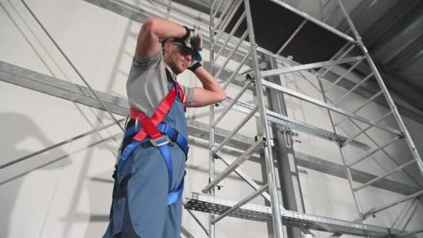 Trabajador Construcción Caucásico Pie Junto Andamio Poniéndose Ajustando Casco Duro — Vídeos de Stock