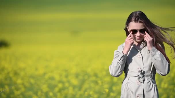 Jeune Fille Portant Manteau Gris Portant Des Lunettes Soleil Souriant — Video