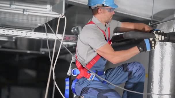 Crouching Male Hvac Expert Fijación Aislamiento Negro Tuberías Del Sistema — Vídeo de stock