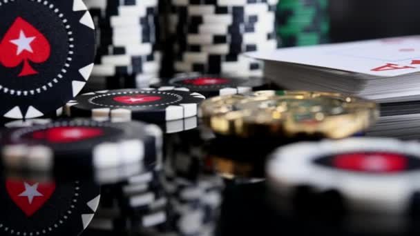 卡西诺扑克芯片的特写和顶部装有钻石Ace牌的纸袋 — 图库视频影像
