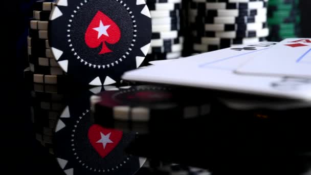 ガラステーブル上のカジノのギャンブルチップとポーカーカード — ストック動画