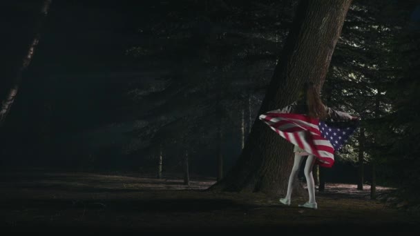 Patriotyczna Scena Słodkim Dzieckiem Trzymającym Dużą Flagę Stanów Zjednoczonych Kręcącym — Wideo stockowe