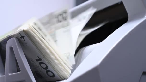 Kerusakan Bill Counter Discards One Hundred Zloty Banknotes Sementara Menghitung — Stok Video