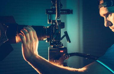 Kafkasyalı Videograf. Pro Dijital Ekipmanlı Profesyonel Kamera Operatörü Belgesel Kısa Film İçin Kapalı Video Çekimleri Yapıyor.