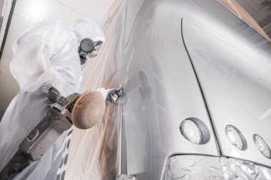 Ulaşım Endüstrisi. Çarpışma Merkezi Görevi. Profesyonel Kaportacı İşçi Cilalayan Yeni Boyalı Koç Otobüs Kaportası