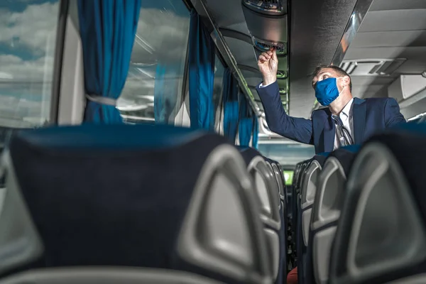 Caucasiano Treinador Motorista Ônibus Seus Anos Preparando Veículo Para Próxima — Fotografia de Stock