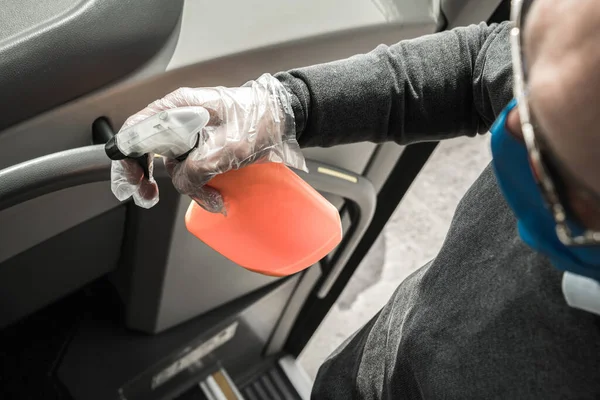 Interiér Autobusu Dezinfekce Bělocha Řidiče Používání Alkohol Liquid Zabíjení Bakterií — Stock fotografie