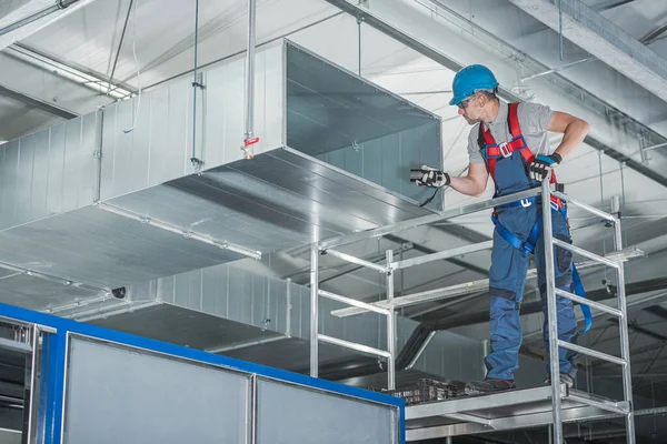 캅카스 Hvac Worker His 40S Testing Newly Instulated Warehouse Ventilation — 스톡 사진