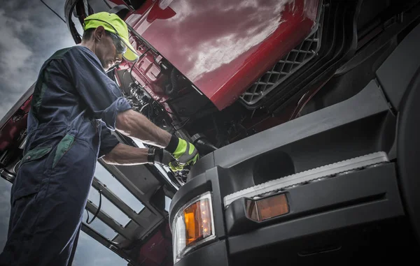 Veicolo Meccanico Professionale Del Camion Dei Semi Caucasici Manutenzione Dell — Foto Stock