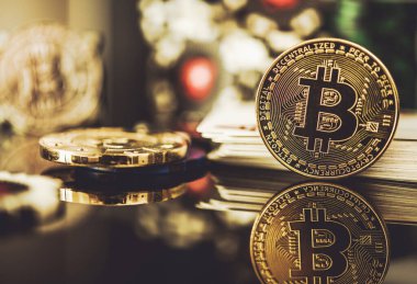 Altın Bitcoin 'i yakın plan Kumarhane ödemesi olarak Kart ve Poker fişleri ile. 