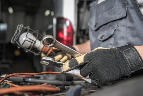 Macho Auto Mecánico Recogiendo Herramientas Correctas Para Fijar Autobús Entrenador — Foto de Stock