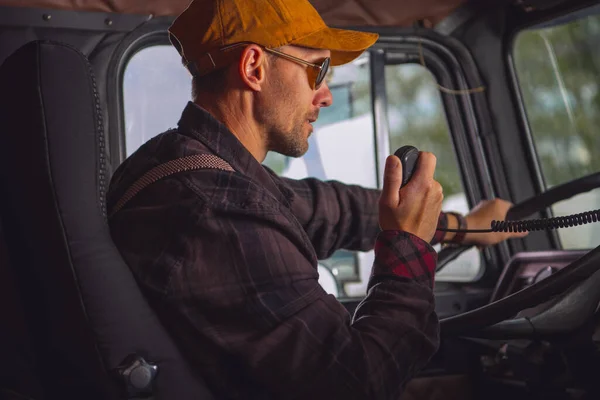 Kaukasischer Männlicher Lkw Fahrer Kommuniziert Über Zwei Wege Radio Führerhaus — Stockfoto