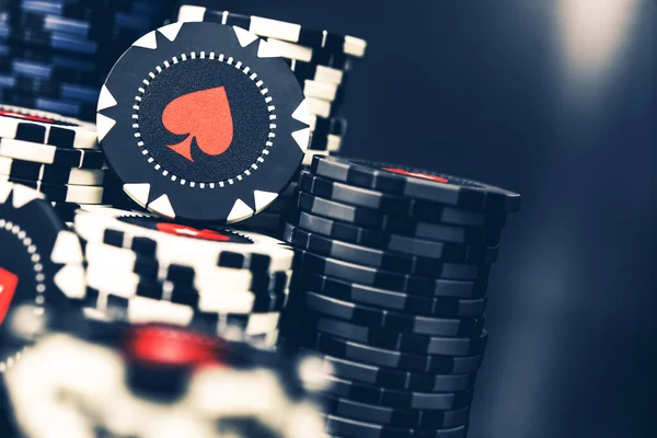 レッドスペードシンボル付き黒と白のカジノポーカーチップの背の高い山 — ストック写真
