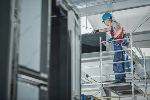 Trabajador Construcción Que Comprueba Eje Ventilación Aire Recién Instalado Techo — Foto de Stock
