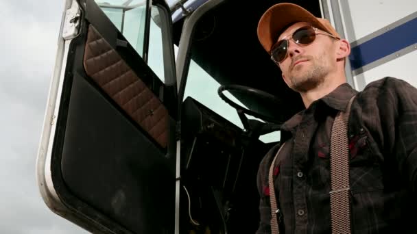 Ticari Erkek Kamyon Sürücüsü Açık Kabin Kapısında Bekliyor Çalışma Eldivenlerini — Stok video