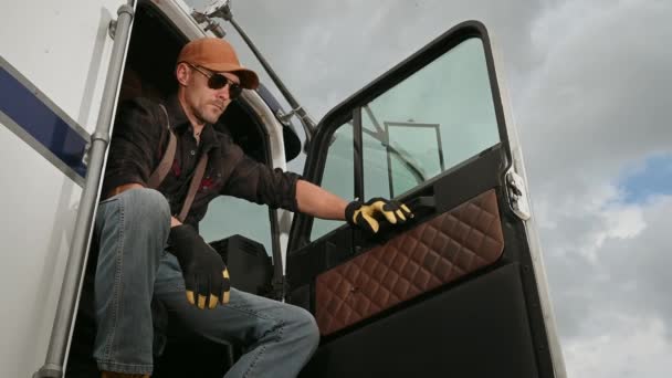 Camionero Masculino Caucásico Sentado Asiento Del Pasajero Cabina Del Vehículo — Vídeos de Stock