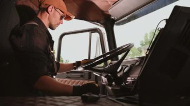 Erkek Dağıtım Aracı Sürücüsü Direksiyon Arkasında Kapatma Kapısı ve Vites Değiştirme Aracı İşletmeye Hazırlanıyor.  