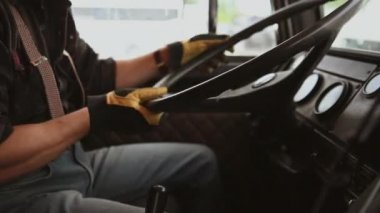 Erkek Kamyon Şoförünün Kapanışı Otoparktan uzaklaşmaya çalışırken direksiyonu sağa çeviriyor. 