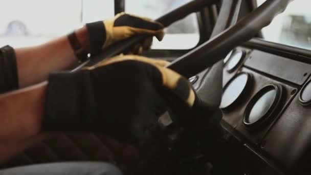 Conducteur Masculin Avec Gants Travail Tenant Volant — Video