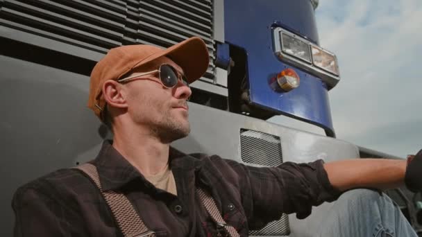 Nahaufnahme Eines Müden Männlichen Lastwagenfahrers Der Mit Seinem Lkw Auf — Stockvideo