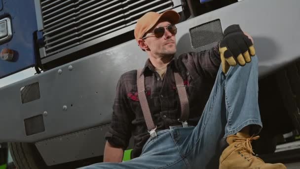 Autista Professionista Pausa Seduto Terra Fronte Grande Camion — Video Stock