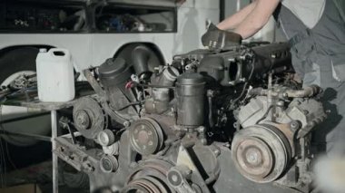 Erkek Tamirci Koç Otobüsünün Diesel Motorunun Bakımı ve Tamirinde Çalışıyor. 