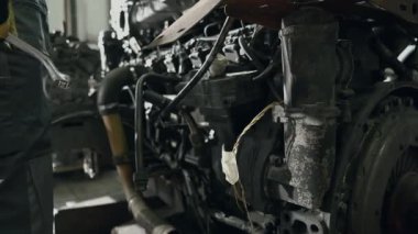 Mekanik 'in Kapanışı Elinde anahtarla Otobüs Motor Tamiratı' nın önünde duruyor.. 