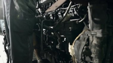 Otomobil Tamircisinin Koç Motor 'un Tamirat Bileşenlerinin Görünümünü Kapat. 