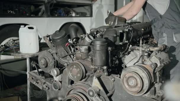 Mužský Mechanik Pracující Údržbě Opravě Dieselového Motoru Autobusu — Stock video