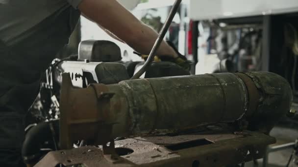Mécanicien Travaillant Sur Fixation Moteur Bus Dans Atelier Automobile Serrant — Video