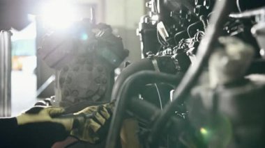Otomatik Tamirci Mekanizmanın Parçalarını Sıkılaştırmak için El Tornavidayı Kullanarak Otobüs Motorunda Çalışıyor. 