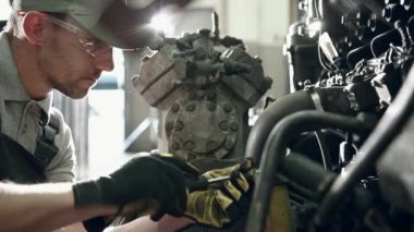 Otomobil Atölyesindeki Profesyonel Makinist El Tornavidayla Kıskaçları Otobüs Motorunun Parçalarını Düzeltmek İçin Hızlandırıyor. 