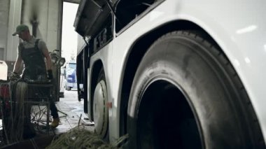 Otomotiv Tamir Dükkanı Tezgahında Duran Otomobil Teknisyeni Bozuk Otobüs Tamir Aracı Seçme Aracı. 