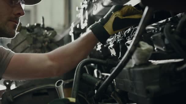 Automotive Mechanic Inspecting Proberen Het Probleem Lossen Met Motor Van — Stockvideo