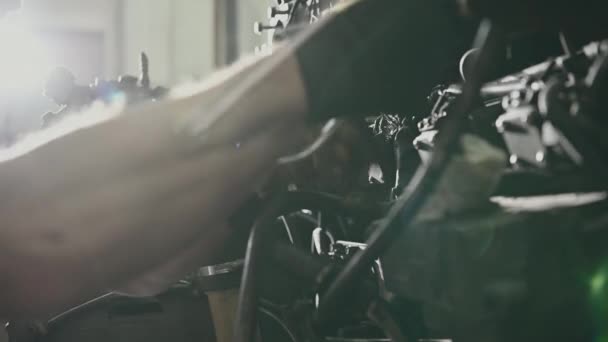 汽车车间熟练技工用手动工具紧固汽车发动机螺栓 — 图库视频影像