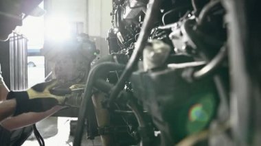 Otomotiv Otomotiv Otomotiv 'inde Beyaz Araba Mekanik Denetleme ve Tamir Aracı. 