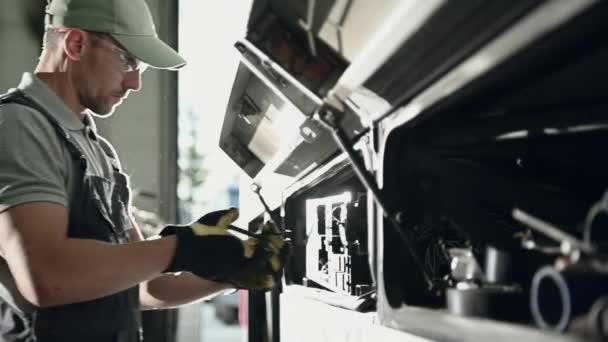 Auto Mechanic Opent Kap Van Het Voertuig Elektrisch Paneel Controleert — Stockvideo