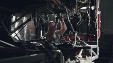 Otomatik Mekanik Güvenlikleri Otomobil Atölyesindeki Bozuk Otobüs Tamiratı sırasında Boş Makine Odasında Elektrik Kablolarını Gevşetti. 
