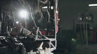 Otomotiv Garajındaki Motor Elektrik Kablolarının ve Diğer Otobüs Bileşenlerinin Yeniden Yapımı. 