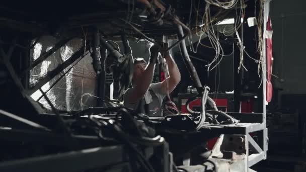 Auto Mechanic Säkrar Lösa Elektriska Ledningar Tom Motorkammare Medan Reparera — Stockvideo