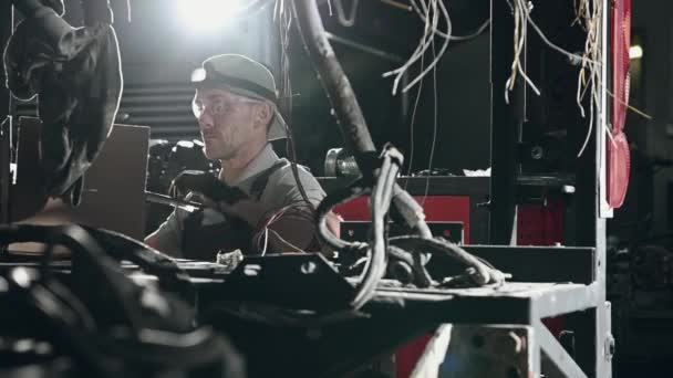 Orta Çağ Erkek Mekanik Açma Kutusu Otobüs Motoru Tamir Parçalarıyla — Stok video