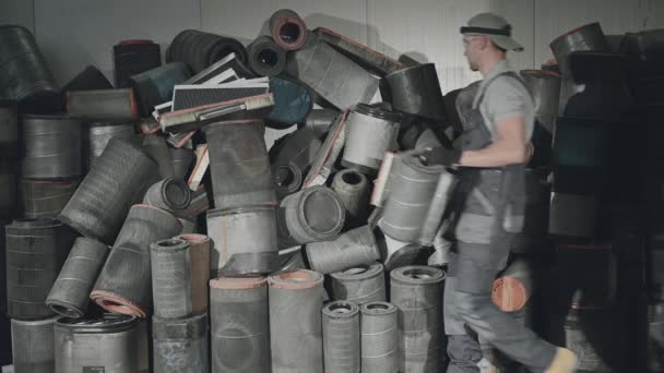 Kaukaski Mężczyzna Auto Shop Pracownik Usuwanie Używane Filtry Powietrza Silnika — Wideo stockowe