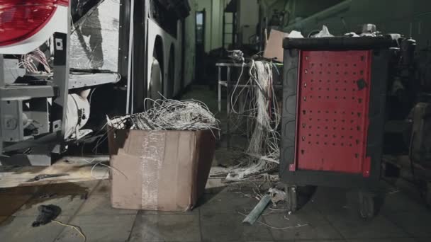 Вид Сломанной Автобусной Кучи Старой Электропроводки Оборудования Ремонтной Мастерской — стоковое видео