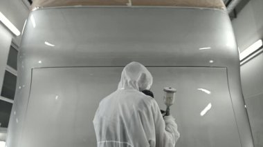 Tam Korunmuş Kaportacı Tamirhanesi Hava Fırçası Nozulasında Düğmeleri Ayarlıyor Otobüsün Arkasını Boyamaya Hazırlanıyor. 