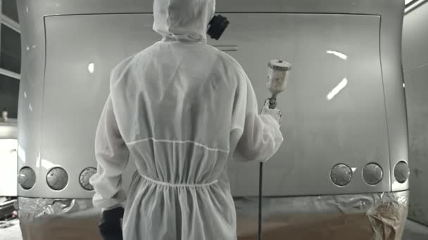 Mannelijke Werknemer Volledige Beschermende Pak Gezicht Masker Holding Spray Paint — Stockvideo