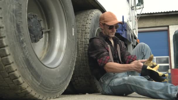 Caucasiano Masculino Trucker Repouso Pare Sentar Lado Seu Veículo Fazendo — Vídeo de Stock